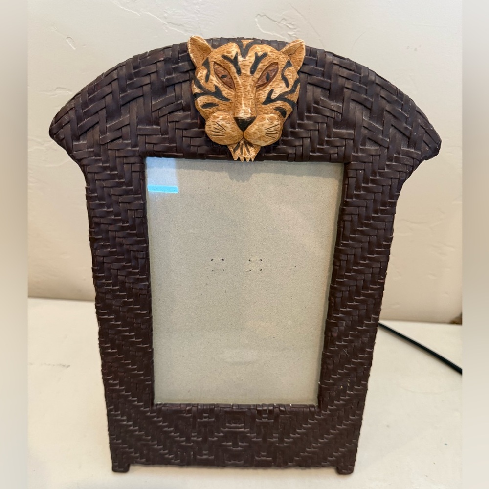 Vintage Brown Woven Picture Frame 6x4” photo with‎ Gold Tiger Accent
